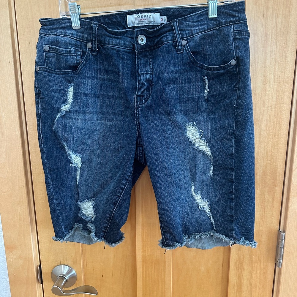 💛Torrid💛 Dark Wash Distressed Denim Shorts Size 12